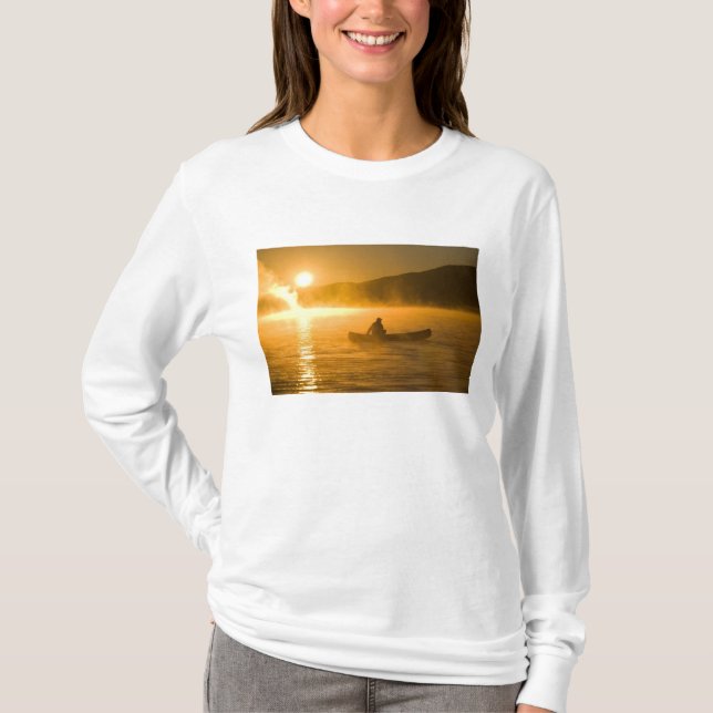 Camiseta Practicando canoa en Lily Bay al amanecer, Lago Mo (Anverso)