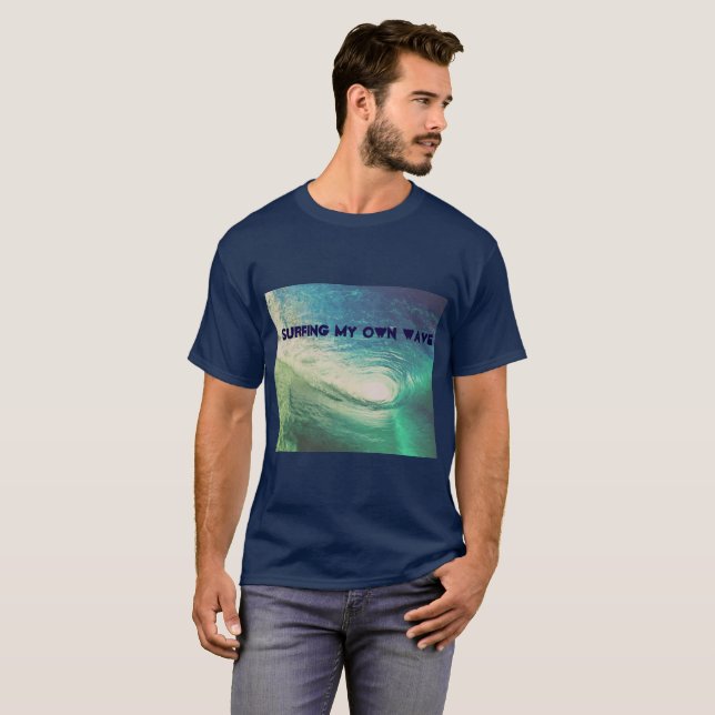 Camiseta "Practicando surf mi propia onda" inspirada por la (Anverso completo)