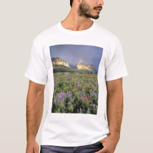 Camiseta Prado de flores silvestres cerca del lago Sherbour