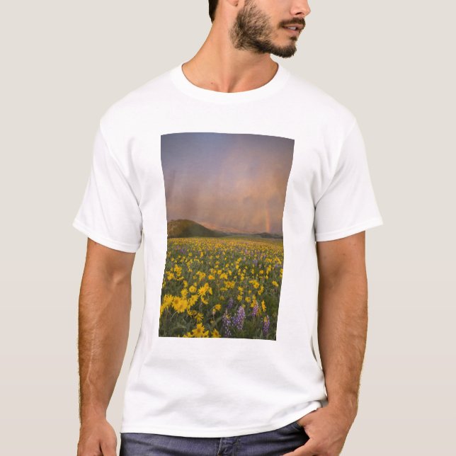 Camiseta Prado de flores silvestres espectacular al amanece (Anverso)
