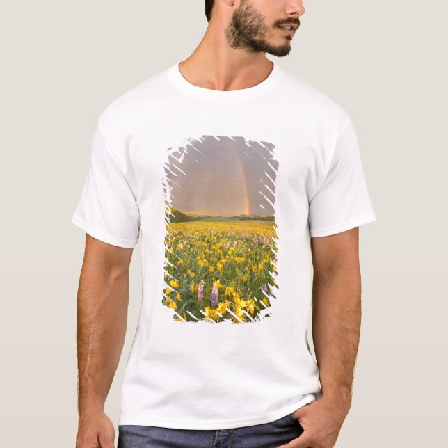 Camiseta Prado de flores silvestres espectacular al amanece (Anverso)