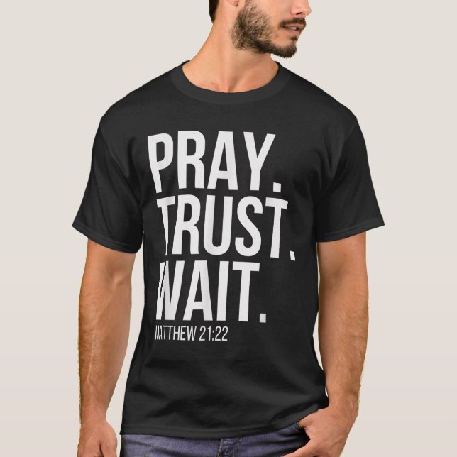 Camiseta Pray. Trust. Wait. Christian Religious Verse Matth (Anverso)