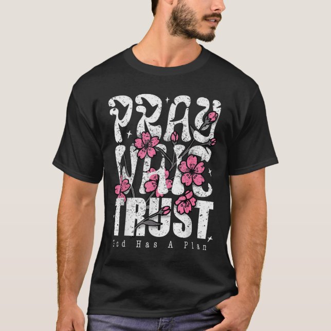 Camiseta Pray Wait Trust God Has A Plan Christian Faith  (Anverso)