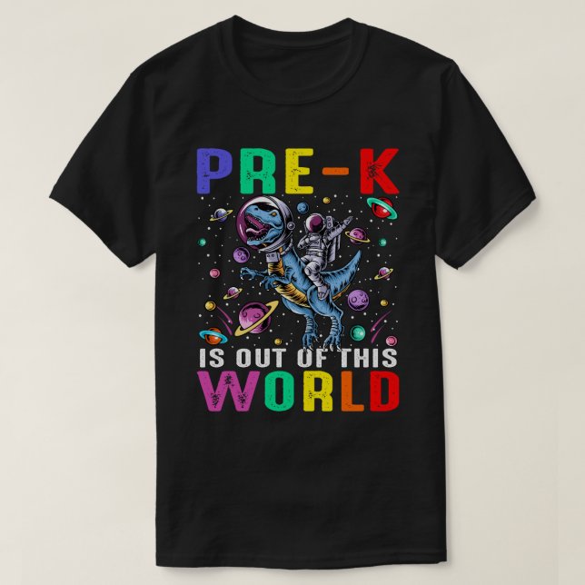 Camiseta Pre-K Está Fuera De Este Espacio Mundial De Dinosa (Diseño del anverso)