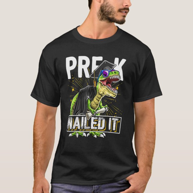 Camiseta Pre K Nailing It Rex Dinosaur Graduation Cap Gown  (Anverso)