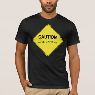 Camiseta Precaución: Adultos en el juego