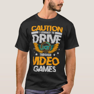 Camiseta Precaución: aprendí a conducir a través de videoju