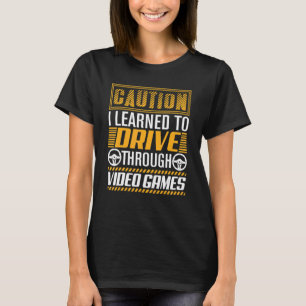 Camiseta Precaución Aprendí a Conducir a Través de Videojue