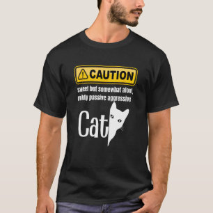 Camiseta Precaución Dulce pero Algo Distante Agresivo Pasiv