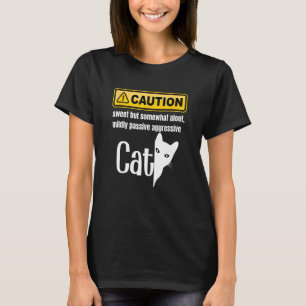 Camiseta Precaución Dulce pero Algo Distante Pasivo Agresiv