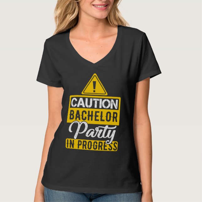Camiseta Precaución Fiesta de Soltero en Curso (Anverso)