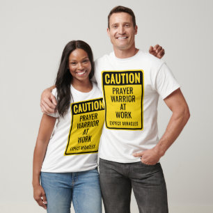 Camiseta PRECAUCIÓN Guerrero de Oración Milagros Amarillo B
