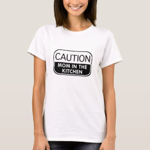 Camiseta Precaución Mamá En La Cocina