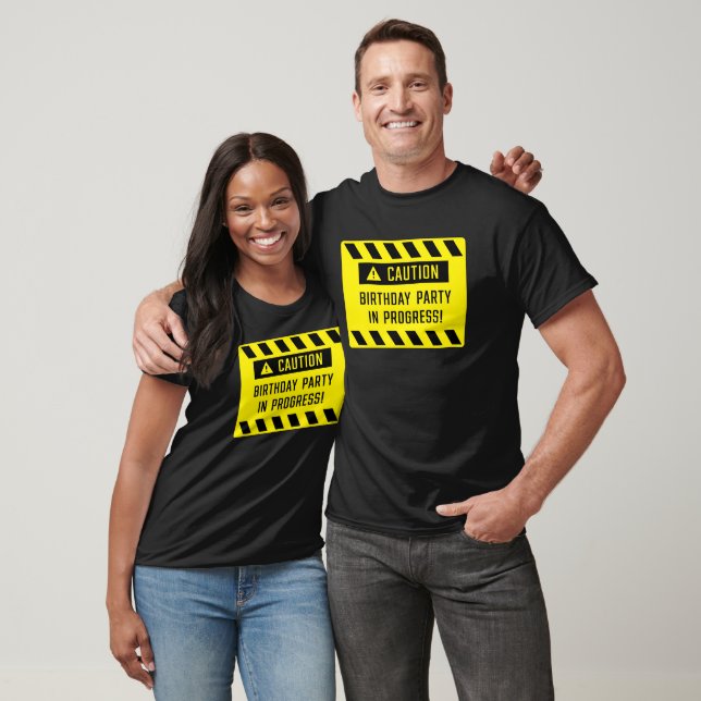 Camiseta Precaución Partido de Cumpleaños En Curso Rótulo (Unisexo)