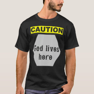 Camiseta Precaución que Dios vive aquí