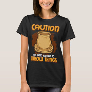 Camiseta Precaución, se me conoce por tirar cosas