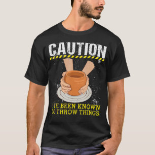 Camiseta Precaución, se me conoce por tirar cosas de barro