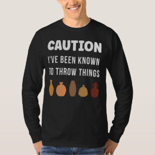 Camiseta Precaución, se me conoce por tirar cosas de barro