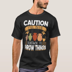 Camiseta Precaución, se me conoce por tirar cosas de cerámi