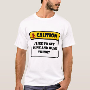 CAMISETA PRECAUCIÓN - TENGO GUSTO DE CONSEGUIR COSAS BEBID