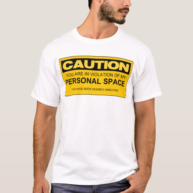 CAMISETA PRECAUCIÓN USTED ESTÁ CON VIOLACIÓN DE MI ESPACIO (Anverso)