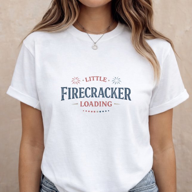 Camiseta Pregnancy Announcement 4th of July Mom to Be (Subido por el creador)