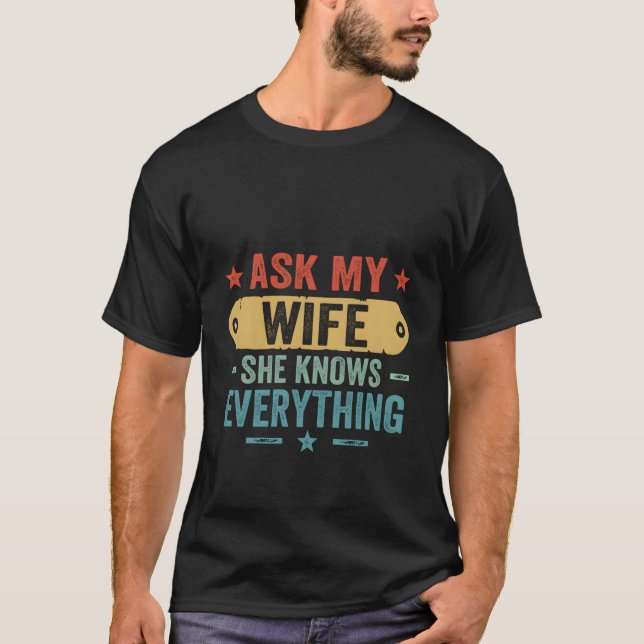 Camiseta Pregúntenle A Mi Esposa Que Sabe Todo, Esposo Y Es (Anverso)