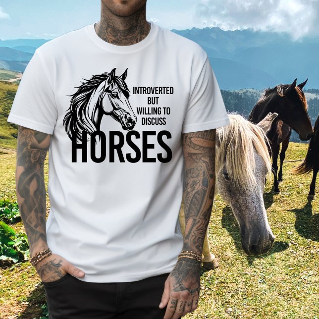 Camiseta Presentado pero dispuesto a discutir sobre los cab (Introverted but willing to discuss horses funny man T-Shirt)