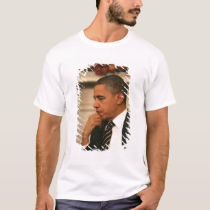 Camiseta Presidente Barack Obama refleja mientras que él se