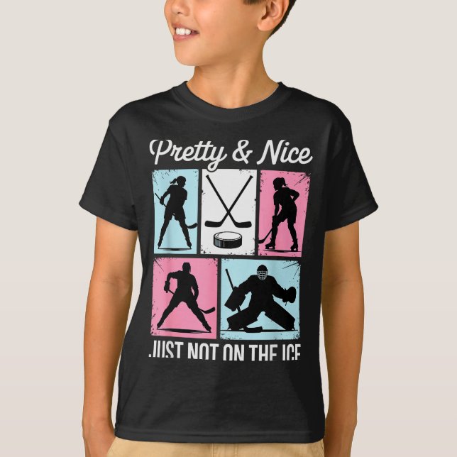 Camiseta Pretty And Nice Just Not On The Ice Hockey Graphic (Anverso)