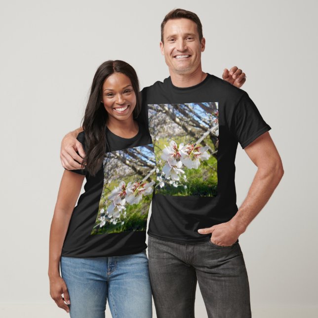 Camiseta Primavera pura: Flores blancas en un árbol (Unisexo)