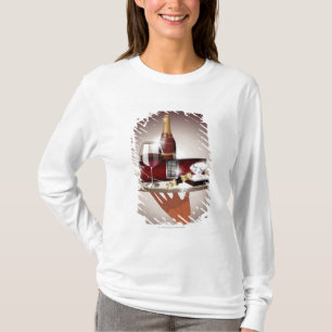 Camiseta Primer de la mano de un camarero que sostiene una