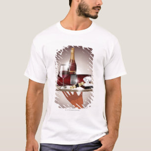Camiseta Primer de la mano de un camarero que sostiene una