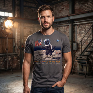 Camiseta Primer gato negro en el astronauta espacial retro