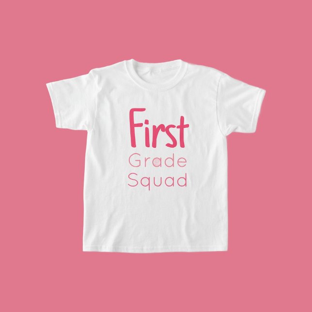 Camiseta Primer grado Escuadrón 3 sombras de texto rosado (Subido por el creador)