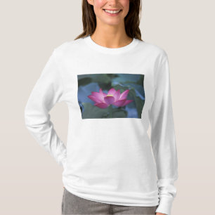 Camiseta Primer plano de flor de loto roja y hojas verdes,