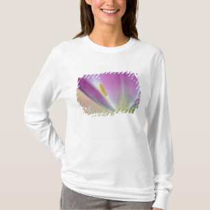Camiseta Primer plano del envés de la flor de tulipán, Kuek