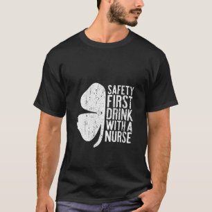 Camiseta Primera Bebida De Seguridad De Las Mujeres Con Una