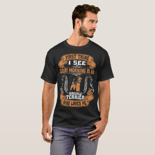 Camiseta Primera cosa veo cada mañana Airedale Terrier
