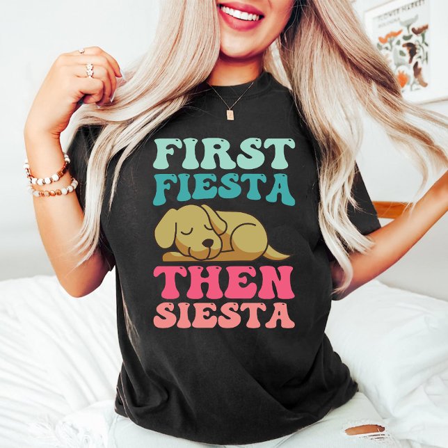 Camiseta Primera Fiesta Después Siesta | Gracioso Cachorro  (First Fiesta Then Siesta | Funny Sleeping Puppy T-Shirt)