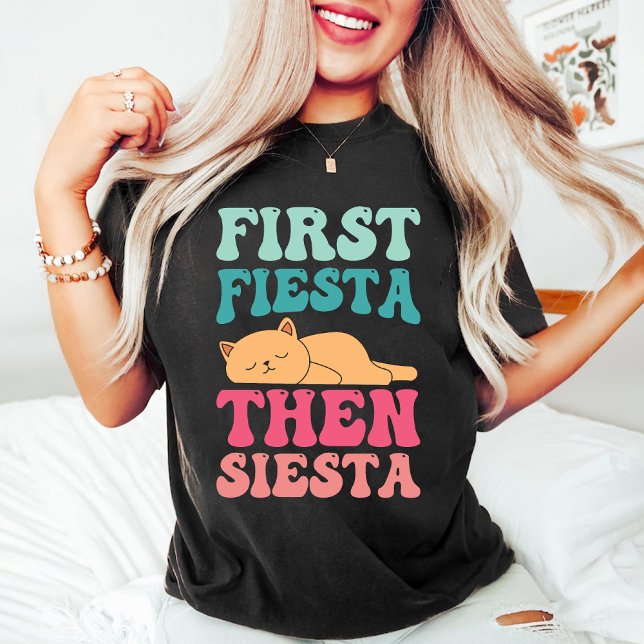 Camiseta Primera Fiesta Después Siesta | Gracioso gato durm (First Fiesta Then Siesta | Funny Sleeping Cat T-Shirt)