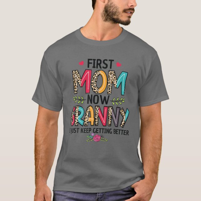 Camiseta Primera Mamá Ahora Abuela, Yo Sigo Mejorando. (Anverso)