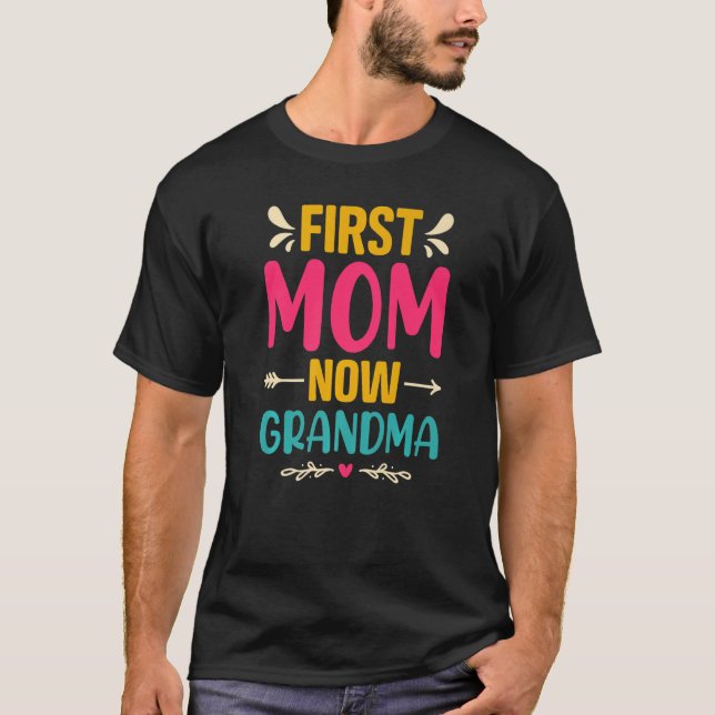 Camiseta Primera mamá ahora ropa de abuela (Anverso)