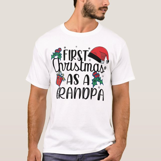 Camiseta Primera Navidad como familia de abuelo coincidiend (Anverso)