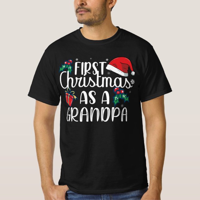 Camiseta Primera Navidad como familia de abuelo coincidiend (Anverso)