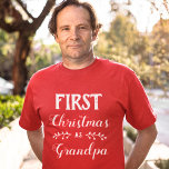 Camiseta Primera Navidad con familia Granda coincidiendo<br><div class="desc">Esta camiseta roja es perfecta para Navidades personalizados que se ajustan a los trajes familiares. Dice "Primera Navidad como abuelo" con una letra blanca y moderna. Para una mayor personalización u otros elementos coincidentes,  por favor no dude en ponerse en contacto conmigo.</div>