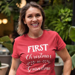 Camiseta Primera Navidad con la familia de las abuelas coin<br><div class="desc">Esta camiseta roja es perfecta para Navidades personalizados que se ajustan a los trajes familiares. La leyenda dice "Primera Navidad como abuela" con un tipo de letra blanco moderno. Vea mis "Navidades que coinciden con el traje y los accesorios de la familia" para encontrar artículos de coordinación para otros miembros...</div>