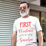 Camiseta Primera Navidad con la familia de los Abuelos coin<br><div class="desc">Esta camiseta blanca es perfecta para Navidades personalizados que se ajustan a los trajes familiares. La leyenda dice "Primera Navidad como abuelo" en una letra roja y moderna.</div>