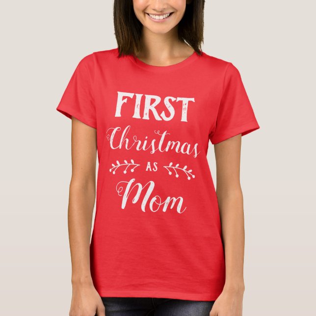Camiseta Primera Navidad, familia de mamá con texto blanco (Anverso)
