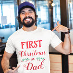 Camiseta Primera Navidad, la familia de papá coincidiendo c<br><div class="desc">Esta camiseta blanca es perfecta para Navidades personalizados que se ajustan a los trajes familiares. Dice "Primera Navidad como papá" en una letra roja moderna. Para una mayor personalización u otros elementos coincidentes,  por favor no dude en ponerse en contacto conmigo.</div>